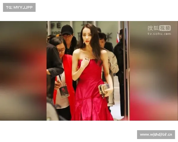 迪丽热巴红色抹胸长裙展现迷人魅力完美诠释优雅与性感的绝美结合 迪丽热巴红色抹胸长裙展现迷人魅力完美诠释优雅与性感的绝美结合